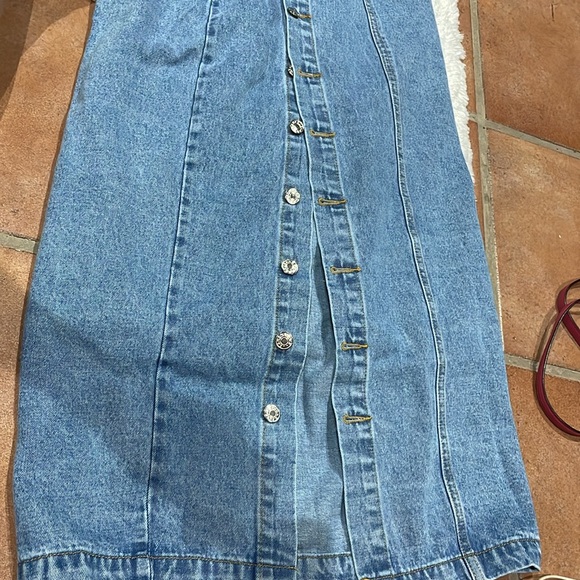Midi Jean skirt with buttons size 6 (medium) never used - Picture 2 of 5